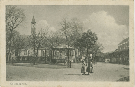 455-644 Koudekerke.. De Nederlandse Hervormde kerk en de muziektent op het Dorpsplein te Koudekerke