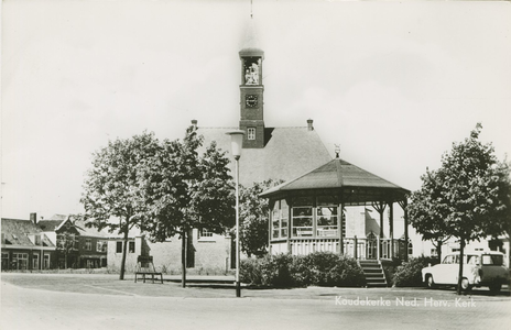 455-648 Koudekerke Ned. Herv. Kerk. De Nederlandse Hervormde kerk en de muziektent op het Dorpsplein te Koudekerke