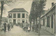 455-649 Koudekerke. Burgers en militairen op het Dorpsplein te Koudekerke