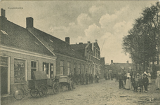 455-650 Koudekerke. Militairen en kinderen op het Dorpsplein te Koudekerke