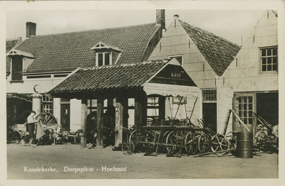 455-656 Koudekerke, Dorpsplein - Hoefsmid. De travalje op het Dorpsplein te Koudekerke