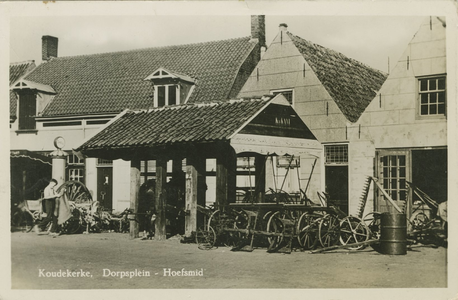 455-656 Koudekerke, Dorpsplein - Hoefsmid. De travalje op het Dorpsplein te Koudekerke