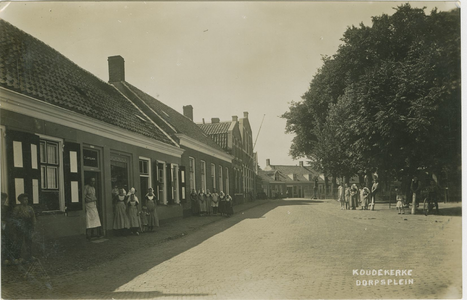 455-658 Koudekerke Dorpsplein. Personen in dracht op het Dorpsplein te Koudekerke