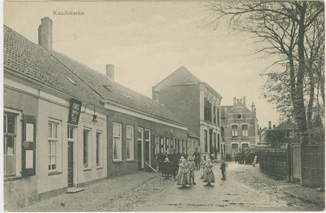 455-659 Koudekerke. Militairen en personen in dracht op het Dorpsplein te Koudekerke