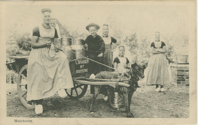 455-673 Walcheren. Een boerin en kinderen in dracht met een hondenkar met melkbussen