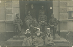 455-674 Kinderen in dracht en militairen op de trap van het gemeentehuis te Koudekerke
