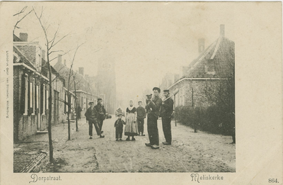 455-694 Dorpstraat. Meliskerke. Personen in dracht in de Torenstraat (voorheen Dorpsstraat) te Meliskerke