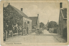 455-695 Dorpstraat, Meliskerke.. Kinderen in dracht op de Valkenburgstraat te Meliskerke