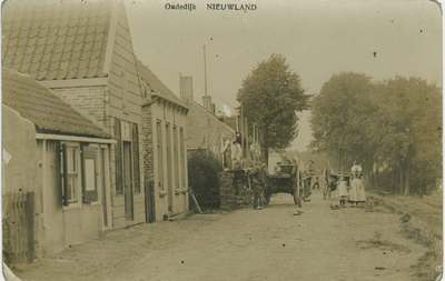 455-709 Oudedijk Nieuwland. Personen bij een huis in aanbouw op de Oudedijk te Nieuw- en Sint Joosland
