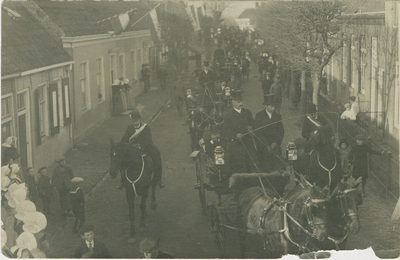 455-720 De intocht met paardenkoetsen van de nieuwe burgemeester van Nieuw- en Sint Joosland