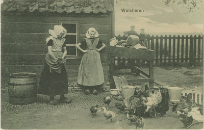 455-723 Walcheren. Twee meisjes in dracht tijdens het voeren van pluimvee te Nieuw- en Sint Joosland