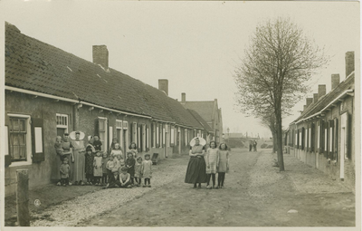 455-726 Poserende personen op de Oude Dijk te Nieuw- en Sint Joosland