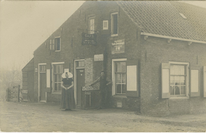 455-728 Echtpaar David de Vos en Pieternella de Visser voor het café van Wed. P. de Vos te Nieuw- en Sint Joosland