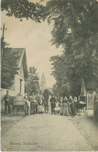 455-746 Moolweg, Oostkapelle. Poserende personen op de Moolweg te Oostkapelle