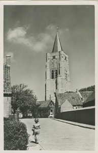 455-748 Oostkapelle. De toren van de Nederlandse Hervormde kerk te Oostkapelle, gezien vanaf de Molenweg