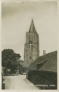 455-751 Oostkapelle, Toren. De toren van de Nederlandse Hervormde kerk te Oostkapelle, gezien vanaf de Molenweg
