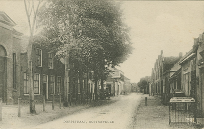 455-756 Dorpstraat, Oostkapelle. Gezicht op de Dorpsstraat te Oostkapelle