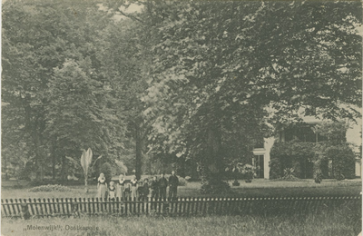 455-776 Molenwijk , Oostkapelle. Kinderen in dracht in de tuin van Huize Molenwijk te Oostkapelle