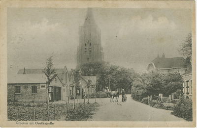 455-777 Groeten uit Oostkapelle. Gezicht op de Domburgseweg en de toren van de Nederlandse Hervormde kerk te Oostkapelle