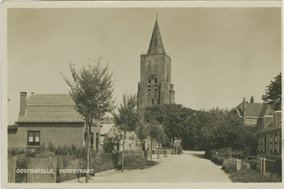 455-778 Oostkapelle, Dorpstraat. Gezicht op de Domburgseweg en de toren van de Nederlandse Hervormde kerk te Oostkapelle