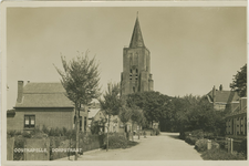 455-778 Oostkapelle, Dorpstraat. Gezicht op de Domburgseweg en de toren van de Nederlandse Hervormde kerk te Oostkapelle