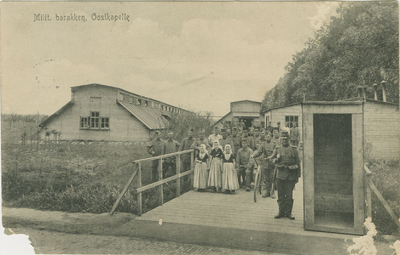 455-787 Milit. barakken, Oostkapelle. Drie meisjes in dracht en militairen bij de militaire barakken te Oostkapelle