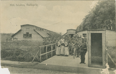 455-787 Milit. barakken, Oostkapelle. Drie meisjes in dracht en militairen bij de militaire barakken te Oostkapelle