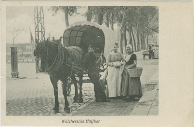 455-79 Walchersche Huifkar. Drie personen bij een Walchersche huifkar op de Nieuwendijk te Vlissingen