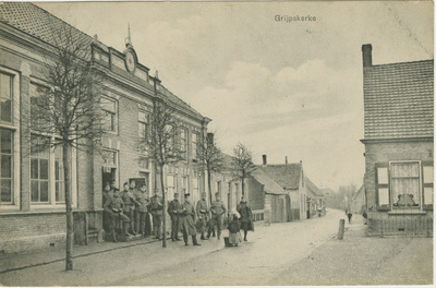 455-794 Grijpskerke. Soldaten bij een groot pand op de hoek Noordstraat/Kerkring