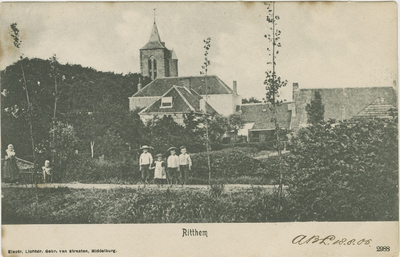 455-800 Ritthem. Poserende kinderen te Ritthem met op de achtergrond de toren van de Nederlandse Hervormde kerk