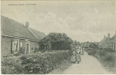 455-801 Nieuwe dorp, Ritthem. Personen in dracht op een weg in Ritthem