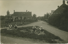 455-805 Ritthem. Vijf meisjes in dracht op het kruispunt van de Dorpsweg en de Zandweg te Ritthem