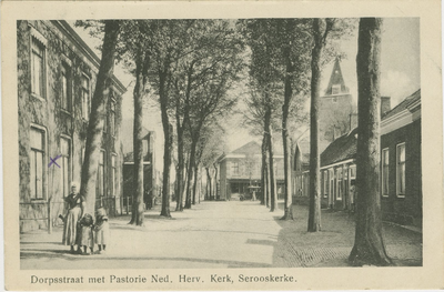 455-813 Dorpsstraat met Pastorie Ned. Herv. Kerk, Serooskerke.. De Dorpsstraat te Serooskerke met links de pastorie van ...