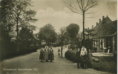 455-829 Dorpsstraat Serooskerke (W). Poserende kinderen op de Dorpsstraat te Serooskerke (W)