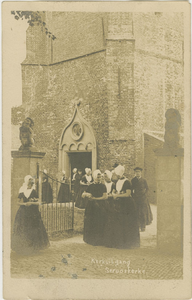 455-840 Kerkuitgang Serooskerke.. Kerkgangers verlaten de Nederlandse Hervormde kerk te Serooskerke