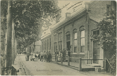 455-841 Gemeentehuis, Serooskerke. Kinderen in dracht en militairen voor het gemeentehuis te Serooskerke (W)