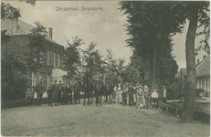 455-842 Dorpsstraat, Serooskerke. Militairen, waarvan een aantal te paard, en personen in dracht op de Dorpsstraat te ...