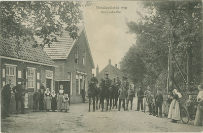 455-843 Oostkapelsche weg Serooskerke. Militairen, waarvan een aantal te paard, en personen in dracht op de ...