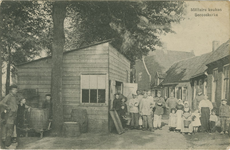 455-844 Militaire keuken Serooskerke. Militairen en kinderen bij een militaire keuken te Serooskerke (W)