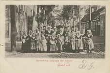 455-847 Serooskerke (uitgaan der school) Groet uit. Schoolkinderen in dracht in de Dorpsstraat te Serooskerke