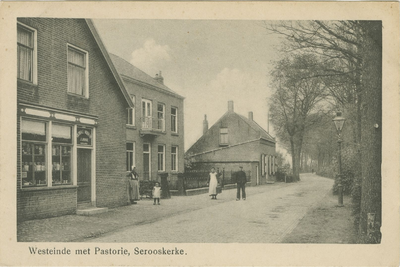 455-848 Westeinde met Pastorie, Serooskerke.. Het Westeinde met een pastorie en een winkel in koloniale waren te ...