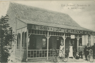455-852 Café Veldzicht , Serooskerke (W) A. Westdorp.. Café Veldzicht aan de Gapingseweg, hoek Noordweg, te Serooskerke (W)