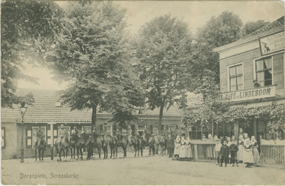 455-854 Dorpsplein, Serooskerke. Militairen te paard en kinderen in dracht bij Hotel De Lindeboom te Serooskerke (W)