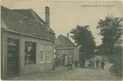 455-862 Groote Abeele, Souburg. Poserende kinderen bij een kruidenierswinkel op de Grote Abeele te Oost-Souburg