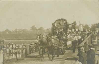 455-870 Een door paarden getrokken praalwagen rijdt over de kanaalbrug te Oost-Souburg tijdens de viering van het ...