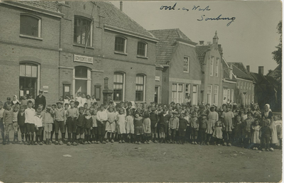 455-874 Een grote groep kinderen voor het gemeentehuis van Oost- en West-Souburg