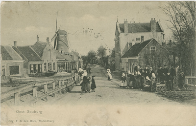 455-897 Oost-Souburg. Gezicht op de Kanaalstraat te Oost-Souburg met links molen De Pere 