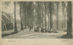 455-901 Dorpsplein Souburg. Poserende personen op het Oranjeplein te Oost-Souburg met links een travalje