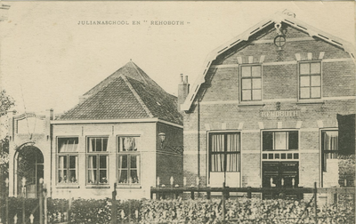 455-904 Julianaschool en Rehoboth . De Julianaschool en gebouw Rehoboth aan de Paspoortstraat te Oost-Souburg