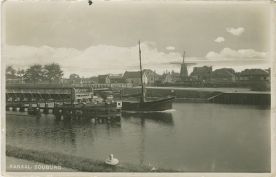 455-913 Kanaal Souburg. Een schip vaart door de geopende brug over het Kanaal door Walcheren bij Oost-Souburg